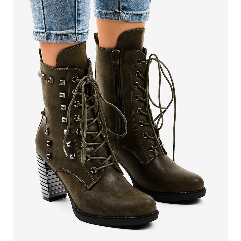 Zielone botki na słupku z ćwiekami F117 1