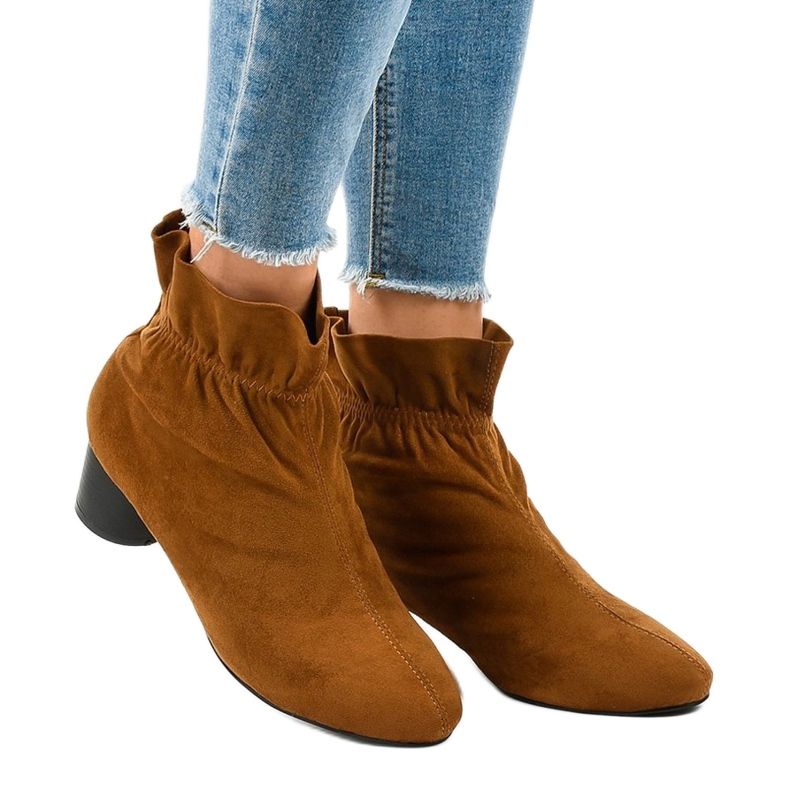 Brązowe zamszowe botki na słupku JM5512M 1