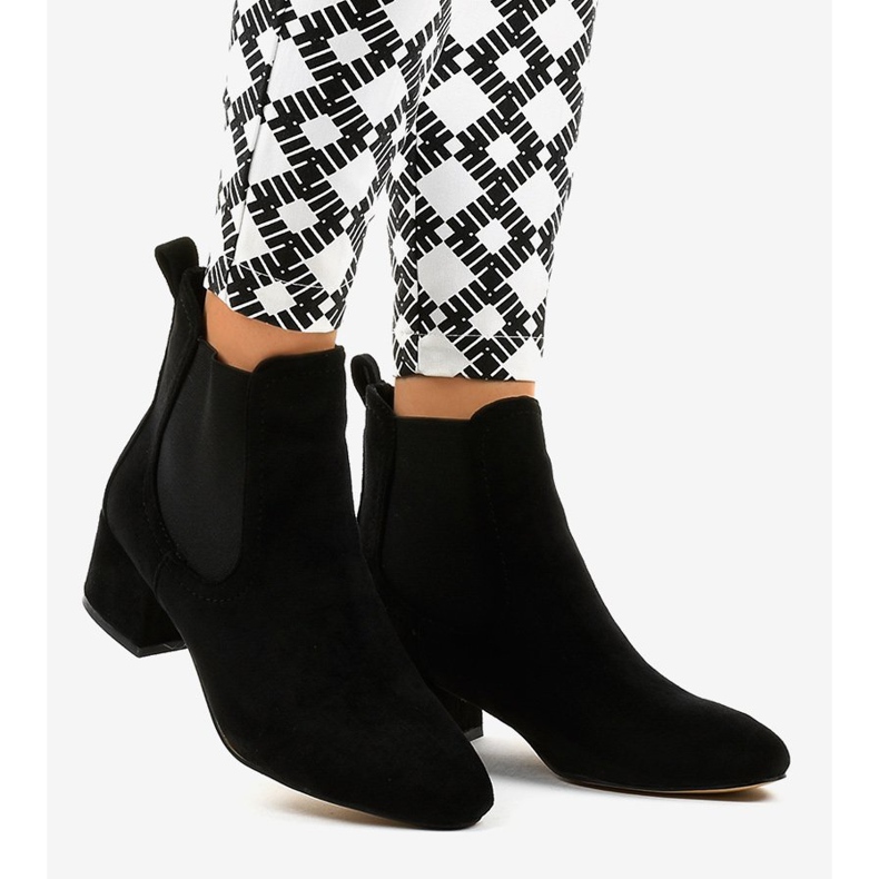 Czarne botki na słupku z gumką 8012-PA 2