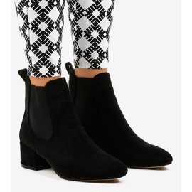 Czarne botki na słupku z gumką 8012-PA 1