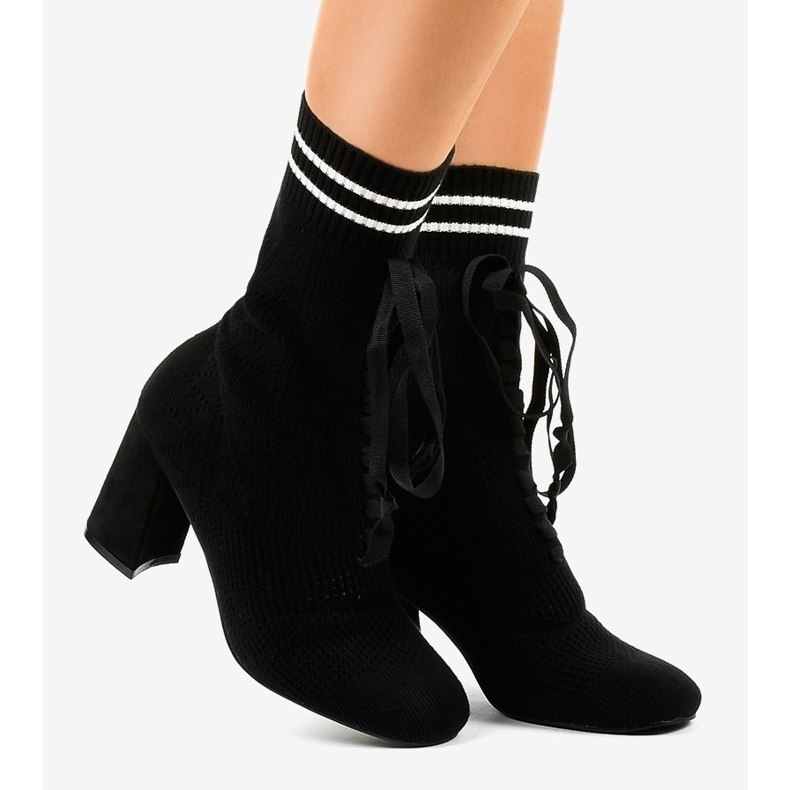 Czarne botki na słupku z tkaniny LL-83 1