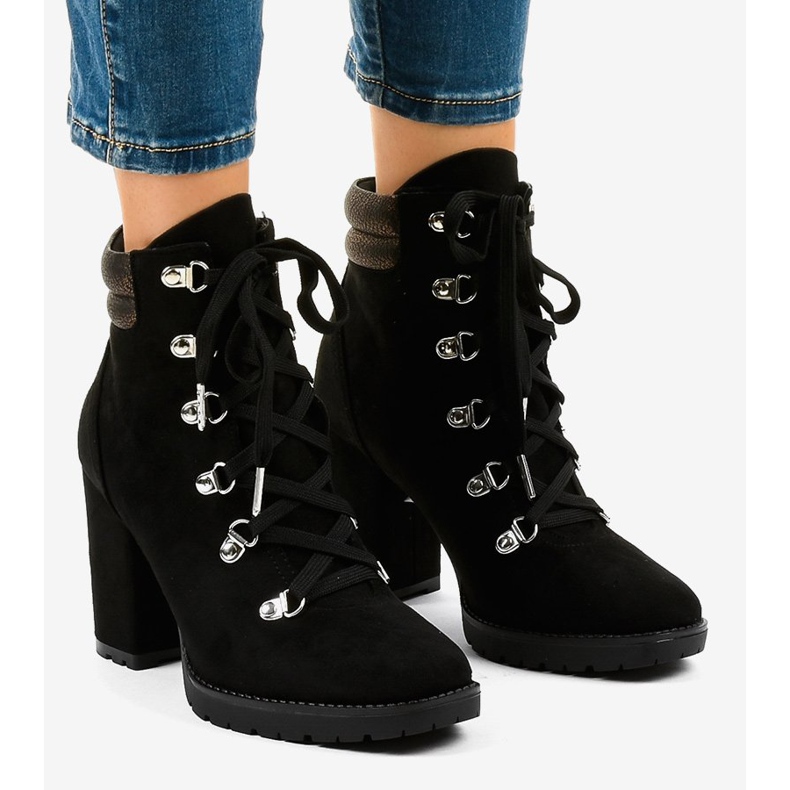 Czarne zamszowe botki traperki na słupku 8992 1