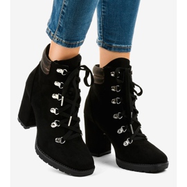 Czarne zamszowe botki traperki na słupku 8992 2