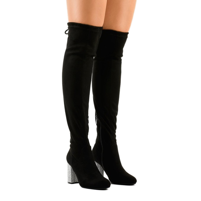 Czarne zamszowe kozaki na zdobionym słupku BM150 1