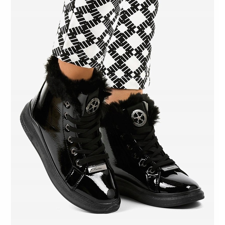 Ocieplane czarne lakierowane trampki TL135-6 2