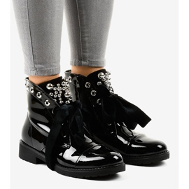 Czarne lakierowne botki ocieplane A3320EA 1