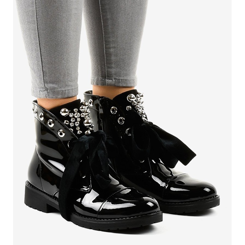 Czarne lakierowne botki ocieplane A3320EA 1