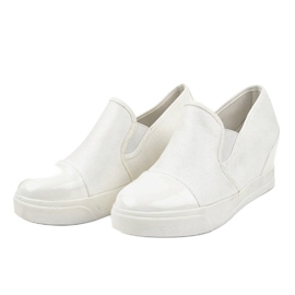 Białe sneakersy na koturnie wsuwane R27-5 2