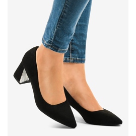 Czarne zamszowe czółenka na słupku L439 2