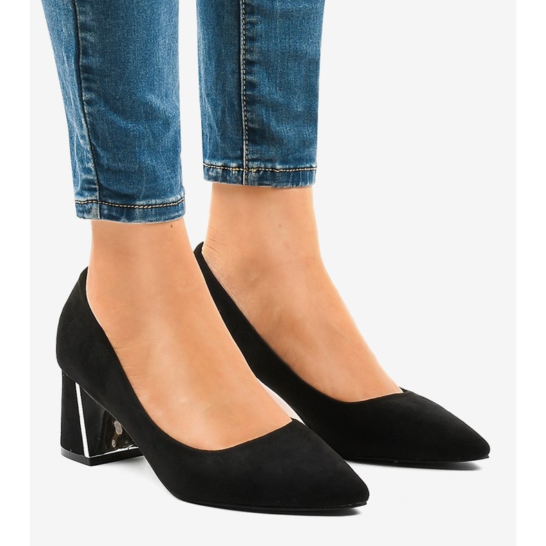 Czarne zamszowe czółenka na słupku L439 1