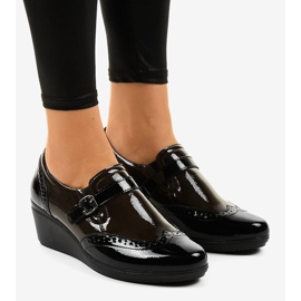 Czarne półbuty na koturnie 7-9021 brązowe 1