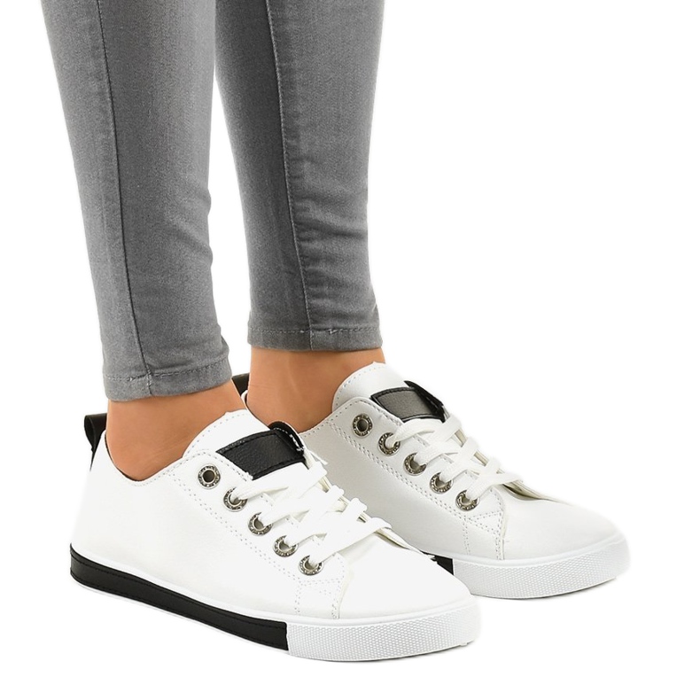 Białe klasyczne tenisówki 1016 czarne 1