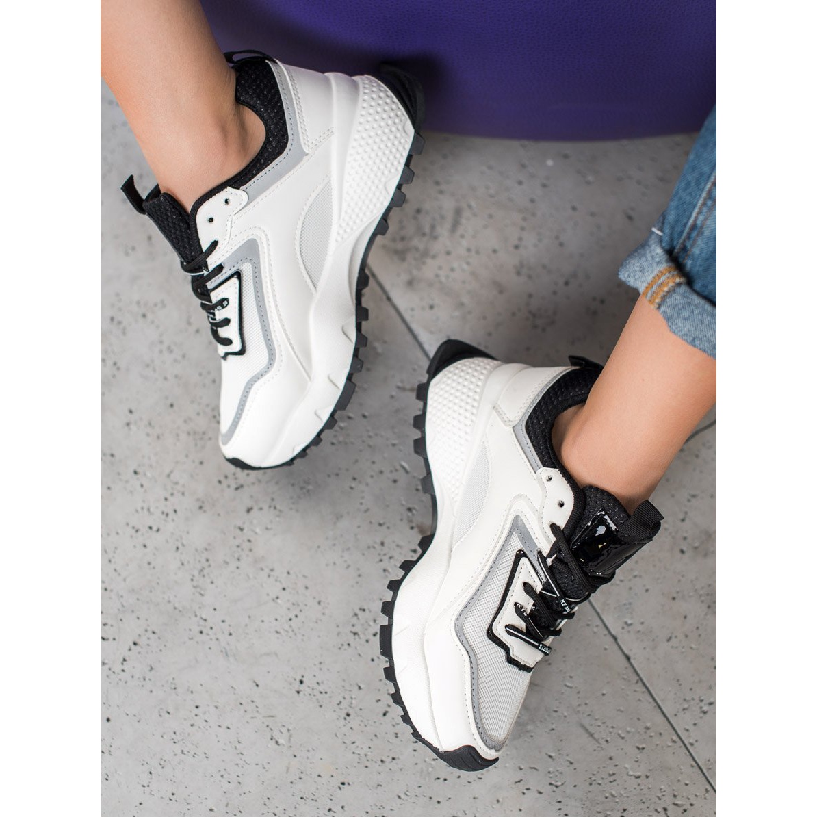 SHELOVET Sneakersy Z Czarną Podeszwą białe czarne - ButyModne.pl