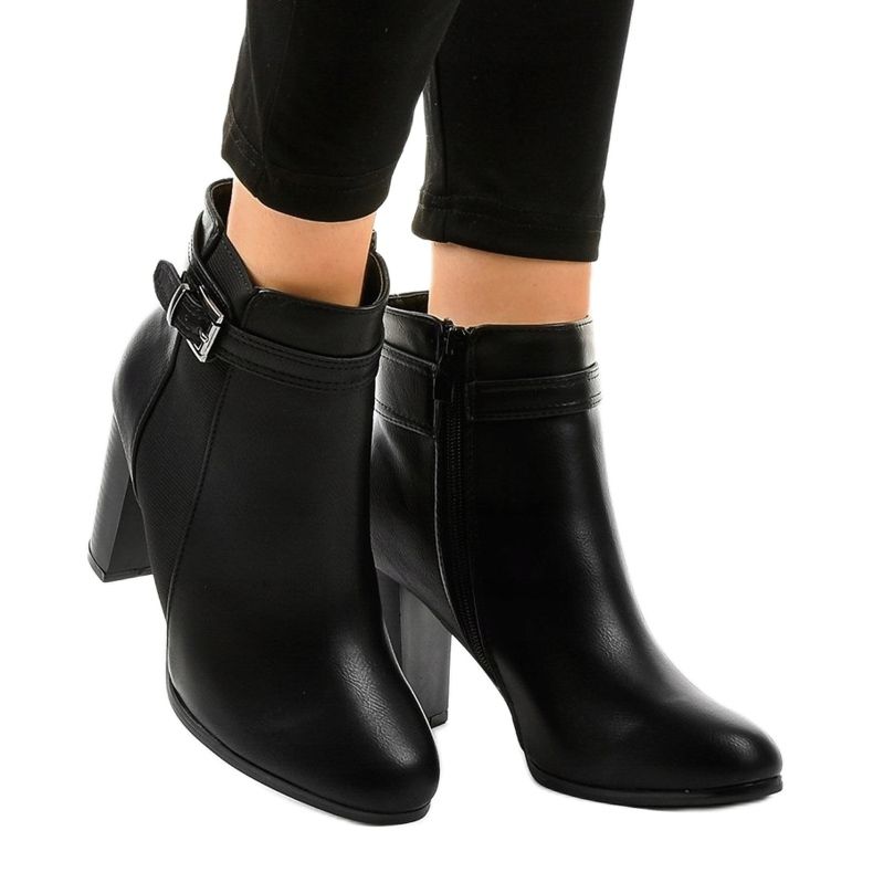 Czarne botki na słupku z gumką F815-2 1