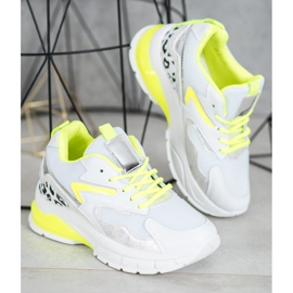 Ideal Shoes Sneakersy Z Żółtymi Wstawkami białe wielokolorowe 3
