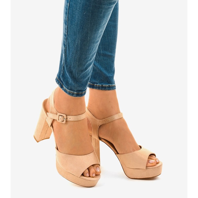 Beżowe sandały na słupku zamsz AT-0660-L beżowy 1