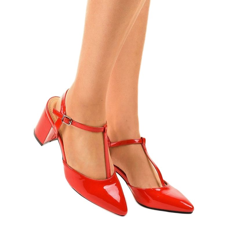 Czerwone czółenka na słupku D85-17 1