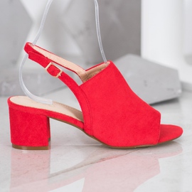 Small Swan Czerwone Buty Na Słupku 2