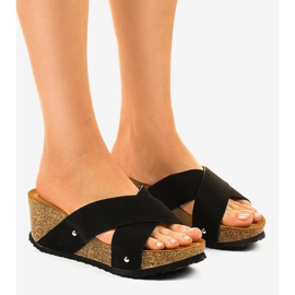 Czarne na koturnie klapki GU53 1