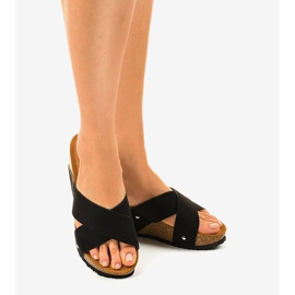 Czarne na koturnie klapki GU53 2