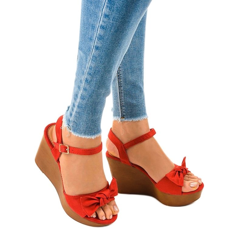 Czerwone zamszowe sandały na koturnie HY8542 1