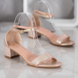 Small Swan Błyszczące Sandałki Z Eko Skóry żółte 2