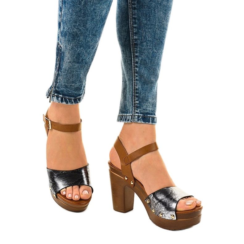 Czarne sandałki na obcasie 150-615 1