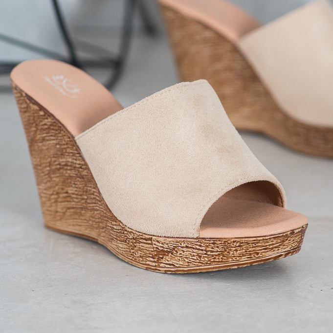 Small Swan Lekkie Zamszowe Klapki brązowe 1