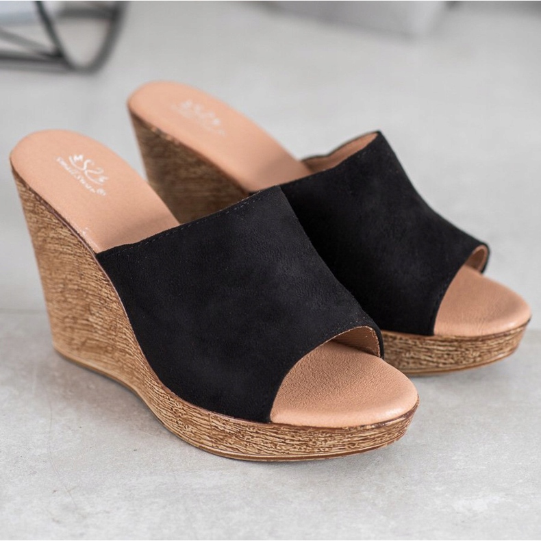 Small Swan Lekkie Zamszowe Klapki czarne 1