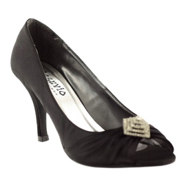 Czółenka ze srebrną ozdobą McArthur 05-bk czarne 1