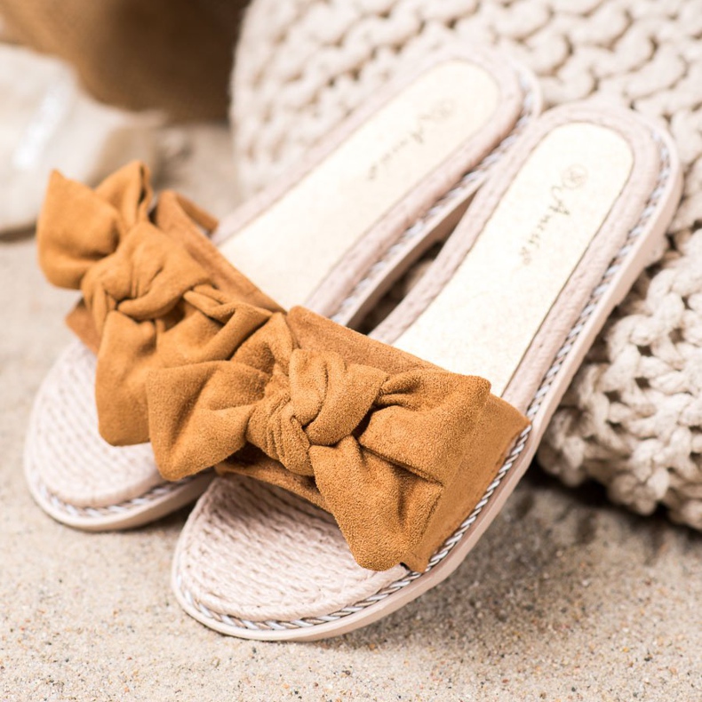 Anesia Paris Stylowe Klapki Z Zamszu brązowe 1