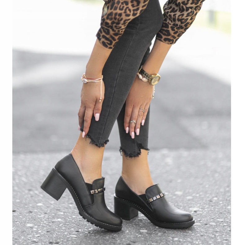 Czarne półbuty damskie na słupku C17-6113 1