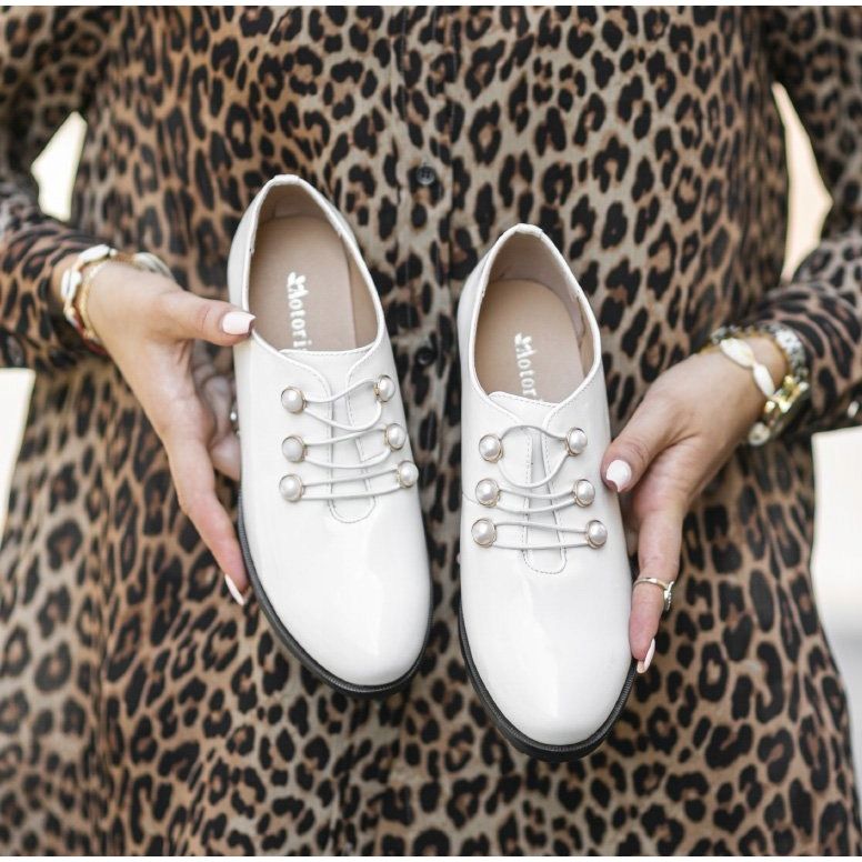 Białe półbuty lakierowane na słupku C17-57011-2 1