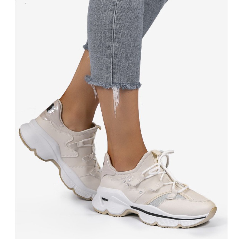 Beżowe sneakersy z lycra wsuwane C947 beżowy 2