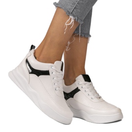 Białe sneakersy ażurowe na koturnie 85-429 czarne 1