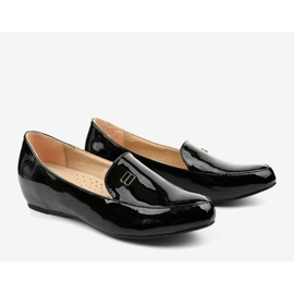 Czarne lakierowane mokasyny na koturnie C16 2