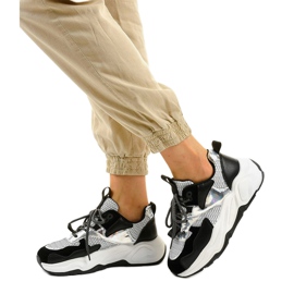 Białe sneakersy sportowe czarne wstawki RAL-63 3
