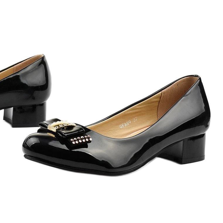 Czarne lakierowane czółenka na słupku GFA89 1