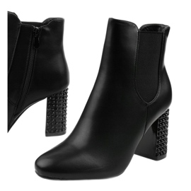 Czarne botki na słupku Chardonnay 1