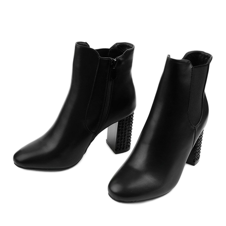 Czarne botki na słupku Chardonnay 2