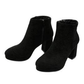 Czarne zamszowe botki na słupku Mahoganis 2