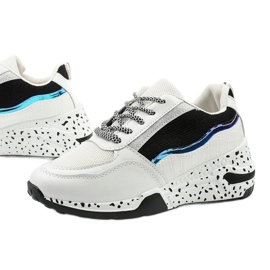 Białe sneakersy sportowe z czarnymi wstawkami C-3151 czarne 1