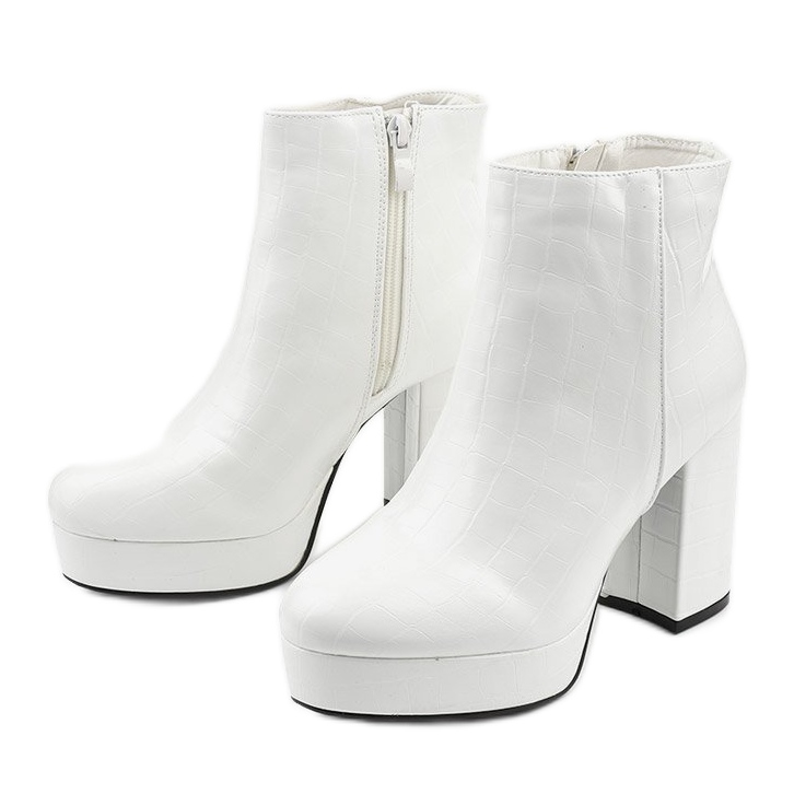 Białe botki na słupku Usinaya 2