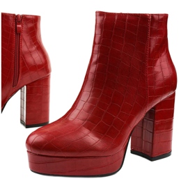 Czerwone botki na słupku Usinaya 1