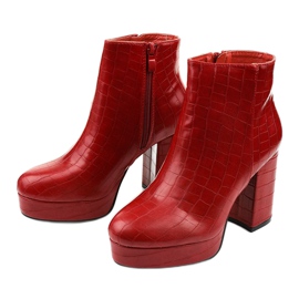 Czerwone botki na słupku Usinaya 2