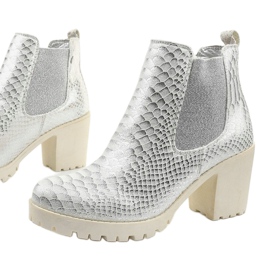 Srebrne botki na słupku Amar srebrny 1