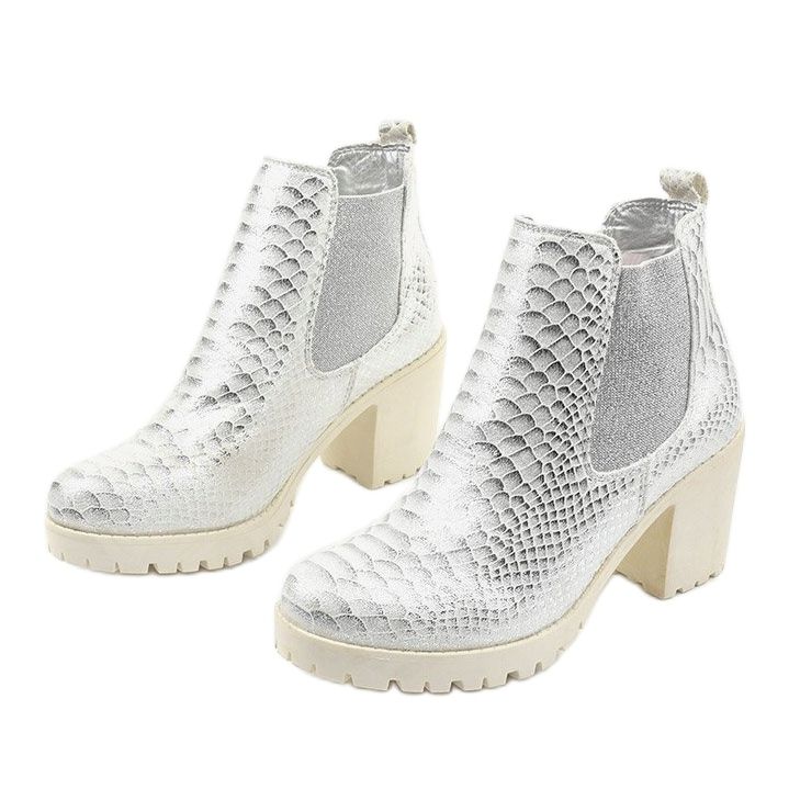 Srebrne botki na słupku Amar srebrny 2