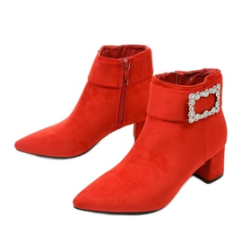 Czerwone botki na słupku na suwak Antipodes 2