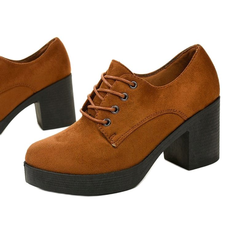 Camelowe botki sznurowane na klocku Thelvyn brązowe 1