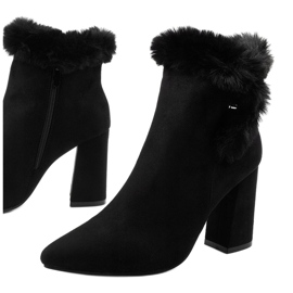 Czarne botki na słupku na suwak Helikea 1